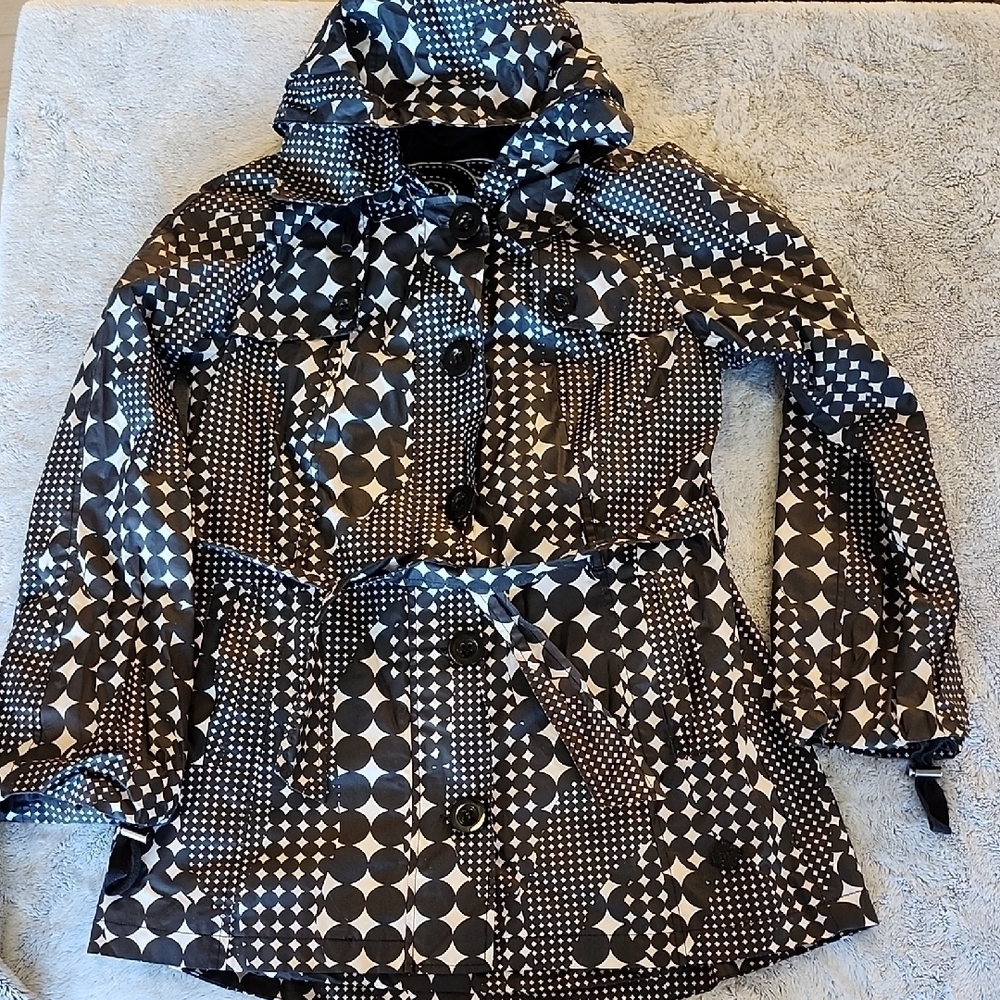 Spoom black/white abstract patterned fall/ spring hooded belted coat size 38 (M)
